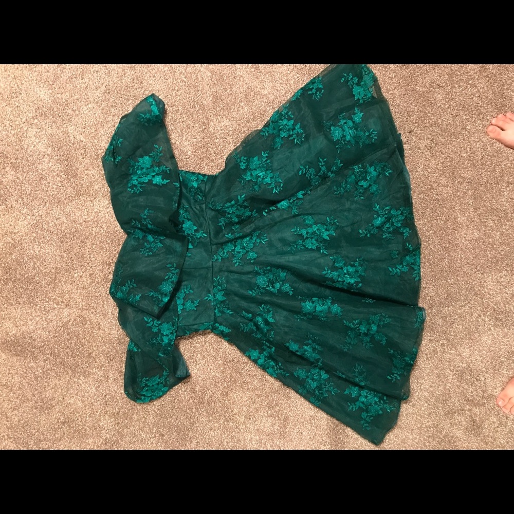 pretty emerald green dress. nice material!
